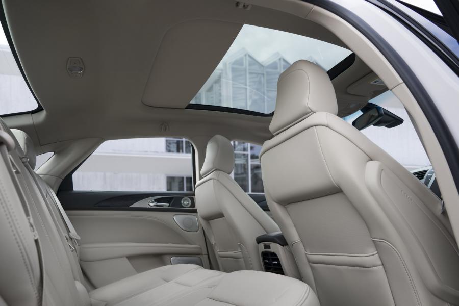 Интерьер Lincoln MKZ Monochromatic Package 2019 года  (фото 5 из 5)